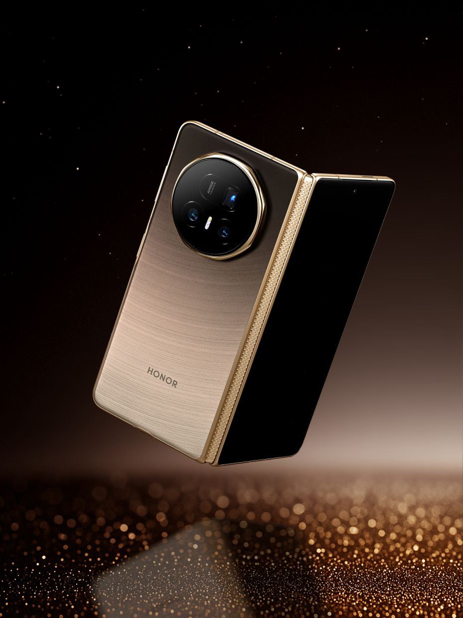 Snap, shoot, share your daily moments with the Magic V5’s triple-lens setup.