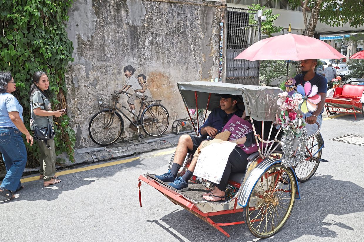 Trishaw riders have highlighted the importance of restoring murals, as taking visitors to these spots is a source of income for them.