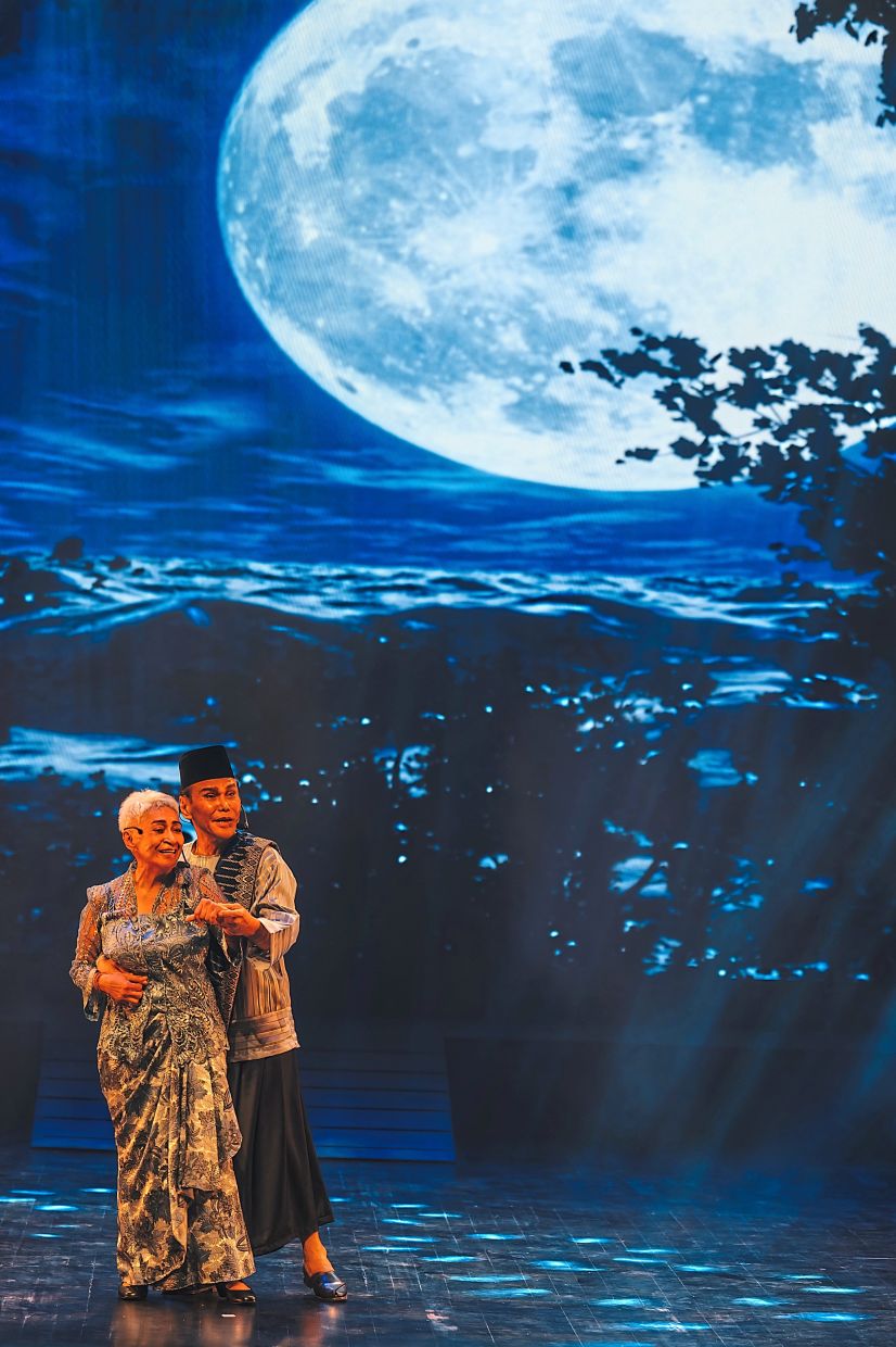 Mazlan (left) and Ramli gear up to ignite eight Malaysian states with ‘Meniti Cakerawala 2.0’. Photo: S Magendran