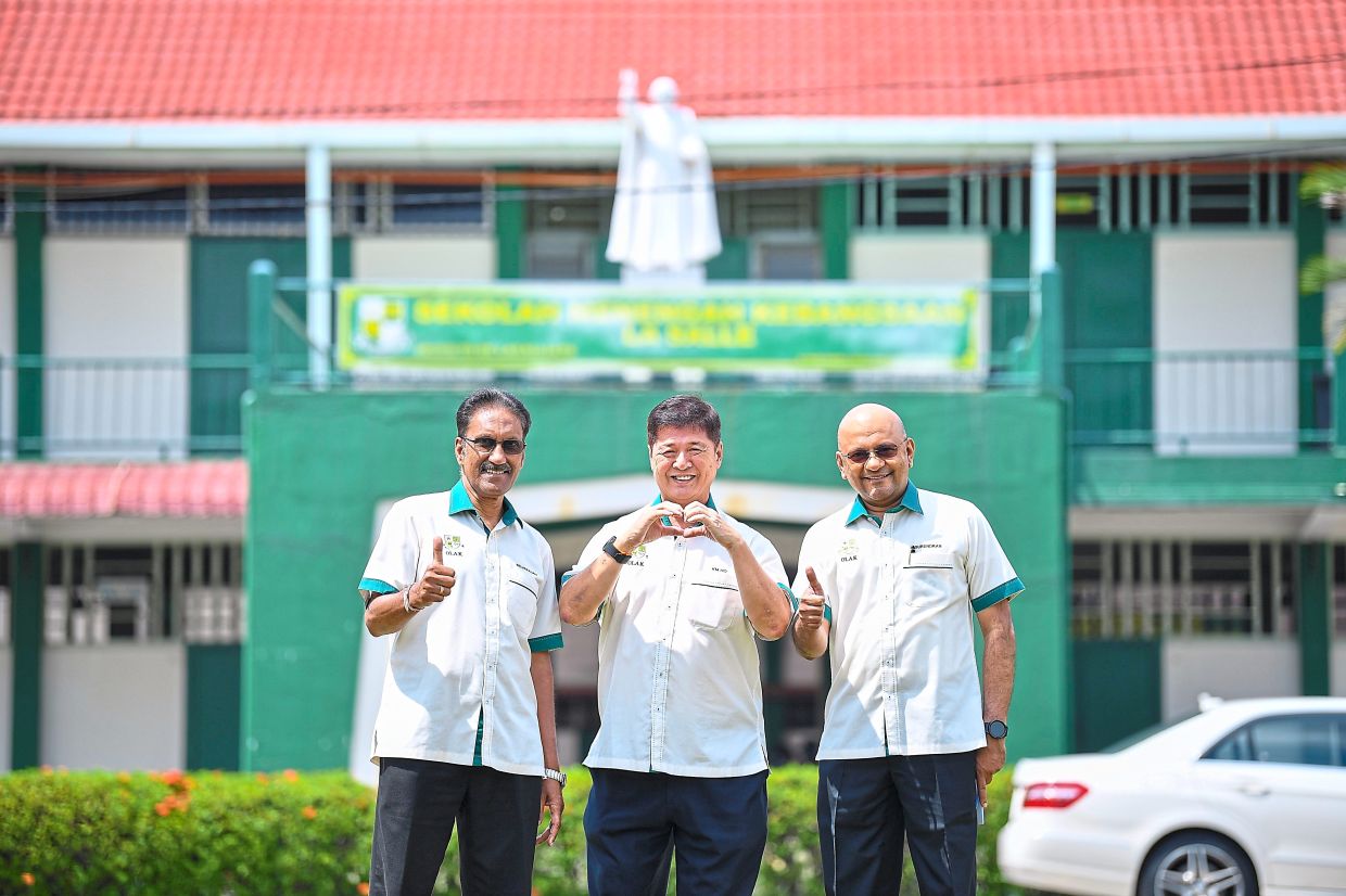 Olak president Ho King Min flanked by Surendran (right) and secretary K. Selvarajah at SMK La Salle Klang. — Photos: IZZRAFIQ ALIAS/The Star