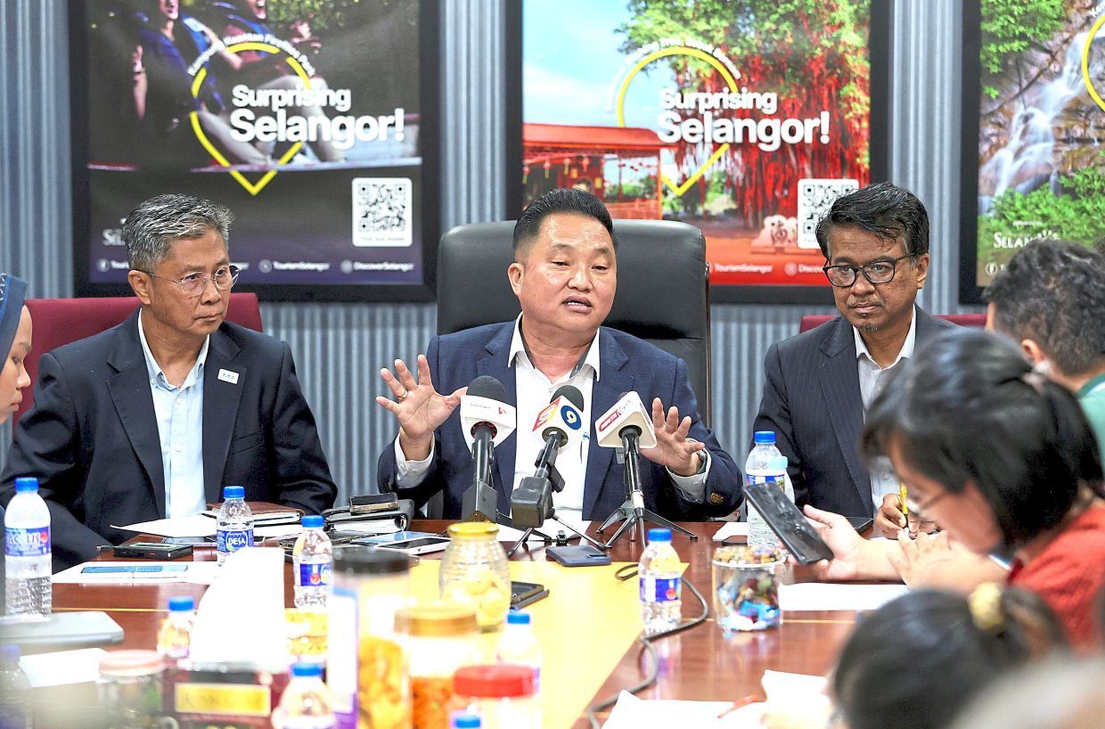 Ng (centre), Mohd Ramali (left) and Johary fielding questions on Selangor’s move to privatise parking fee collection, enforcement and management.