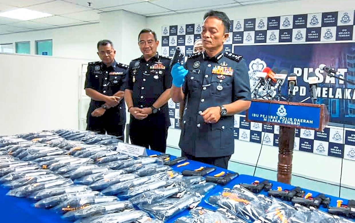 Cops seize ‘realistic’ toy guns sold to students | The Star