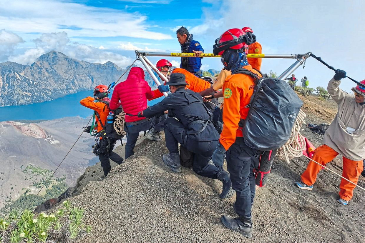 A photo taken on June 23 by Indonesia’s National Search and Rescue Agency showing rescue workers attempting to evacuate Marins at Rinjani. — Photos: Indonesia’s National Search and Rescue Agency/AFP
