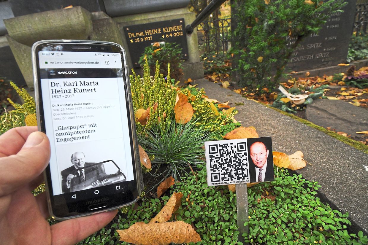 Kunert's grave in Cologne's Melaten Cemetery has a QR code that provides information about his life. — Photo: HENNING KAISER/dpa