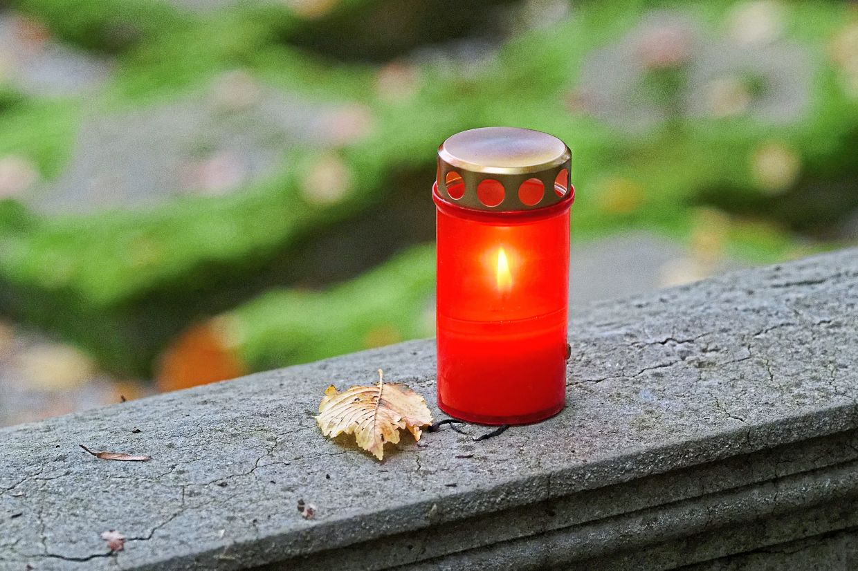 A grave light shines on All Saints' Day at a grave in Cologne's Melaten cemetery. — Photo: HENNING KAISER/dpa