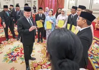 King presents BYDPA scholarship
