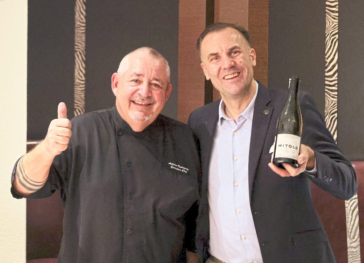 Rodriguez (left) and Stephan presenting a series of Mitolo wines at the pairing dinner.