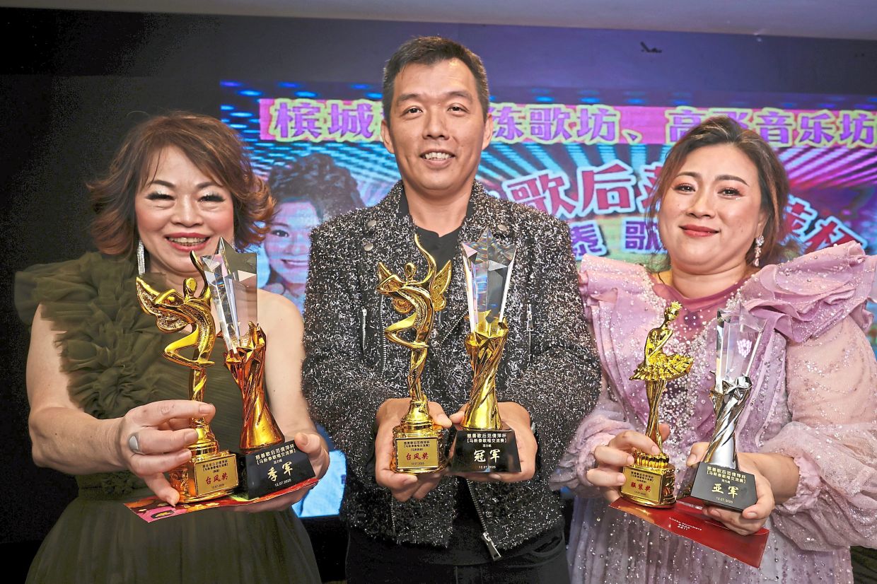 Elite category winner Sim (middle) flanked by second-placed Chin (right) and third-placed Wong.