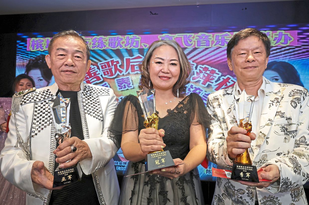 (Below) Rookie category winner Chow (middle) flanked by second-placed Chua (left) and Lim.