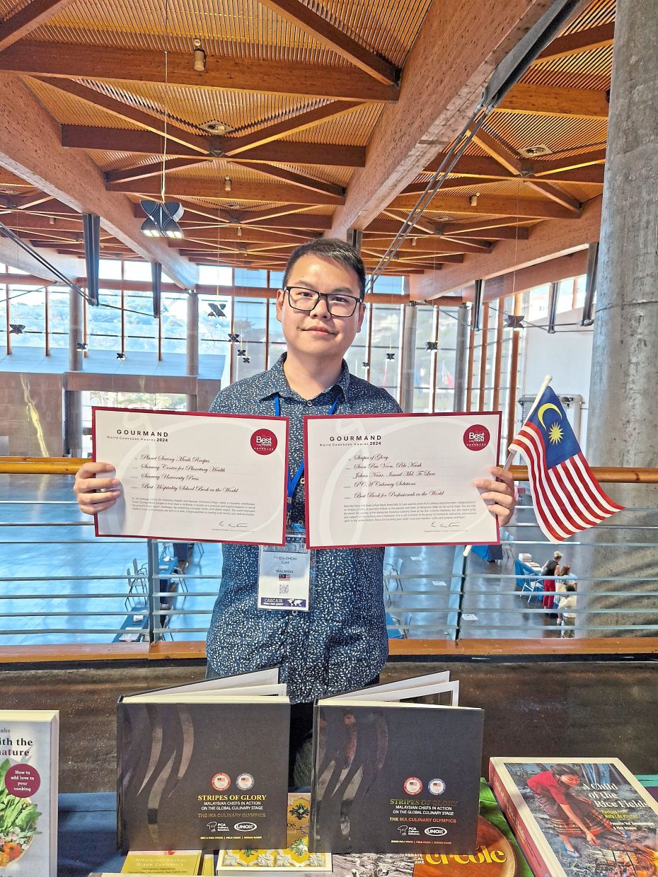(Left) Soon’s friend and photographer Lum Thien Chow received the award on the chef’s behalf at the 2025 Gourmand World Cookbook Awards in Lisbon.