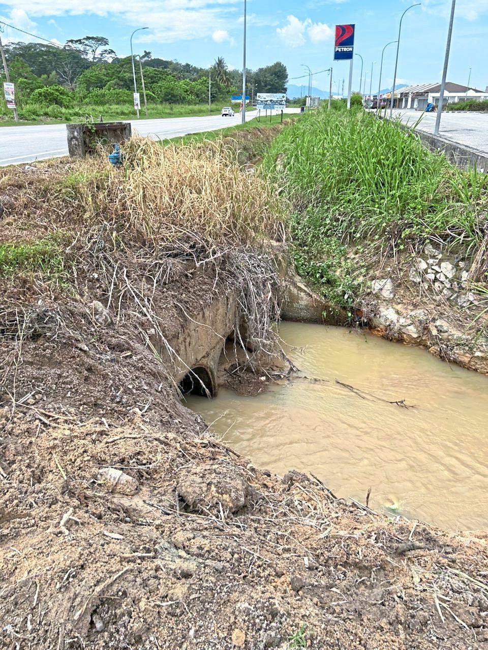 Work to deepen and widen the earth drain near Taman Kinding Permai is ongoing to alleviate flash floods.