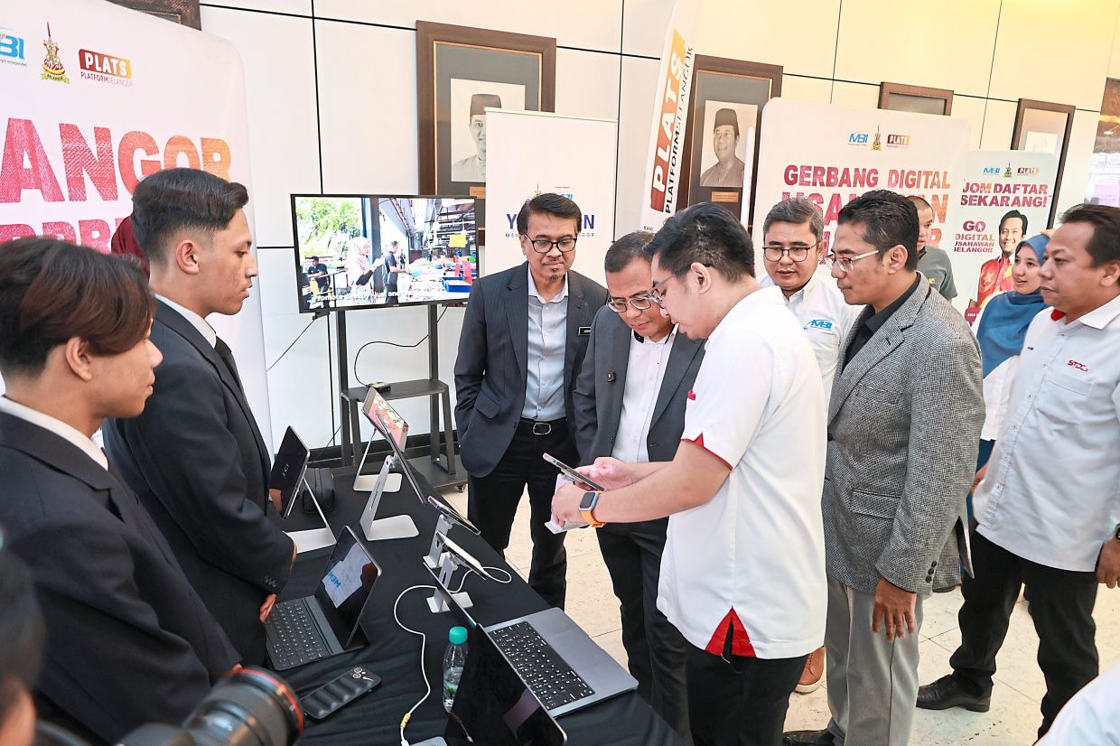 Amirudin taking a look at the Platform Selangor website during the strategic partners’ appreciation ceremony in Shah Alam. — Photos: KAMARUL ARIFFIN/The Star