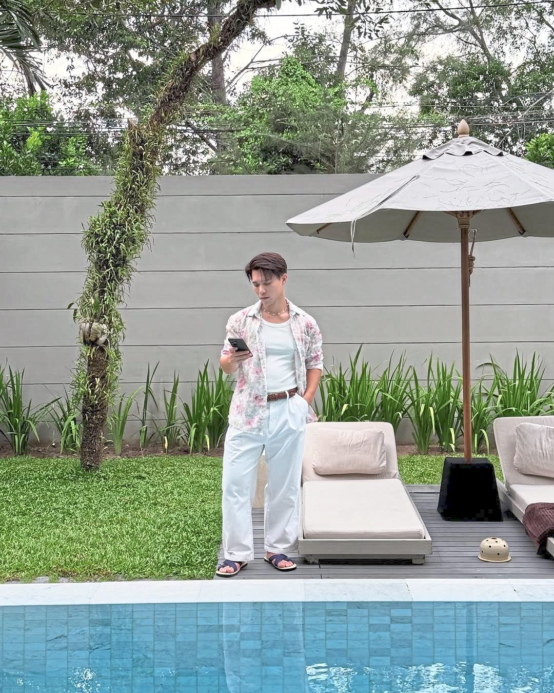 It also works as a holiday look – relaxed yet stylish enough to show you haven’t given up on fashion. Photo: Instagram/Sean Lee