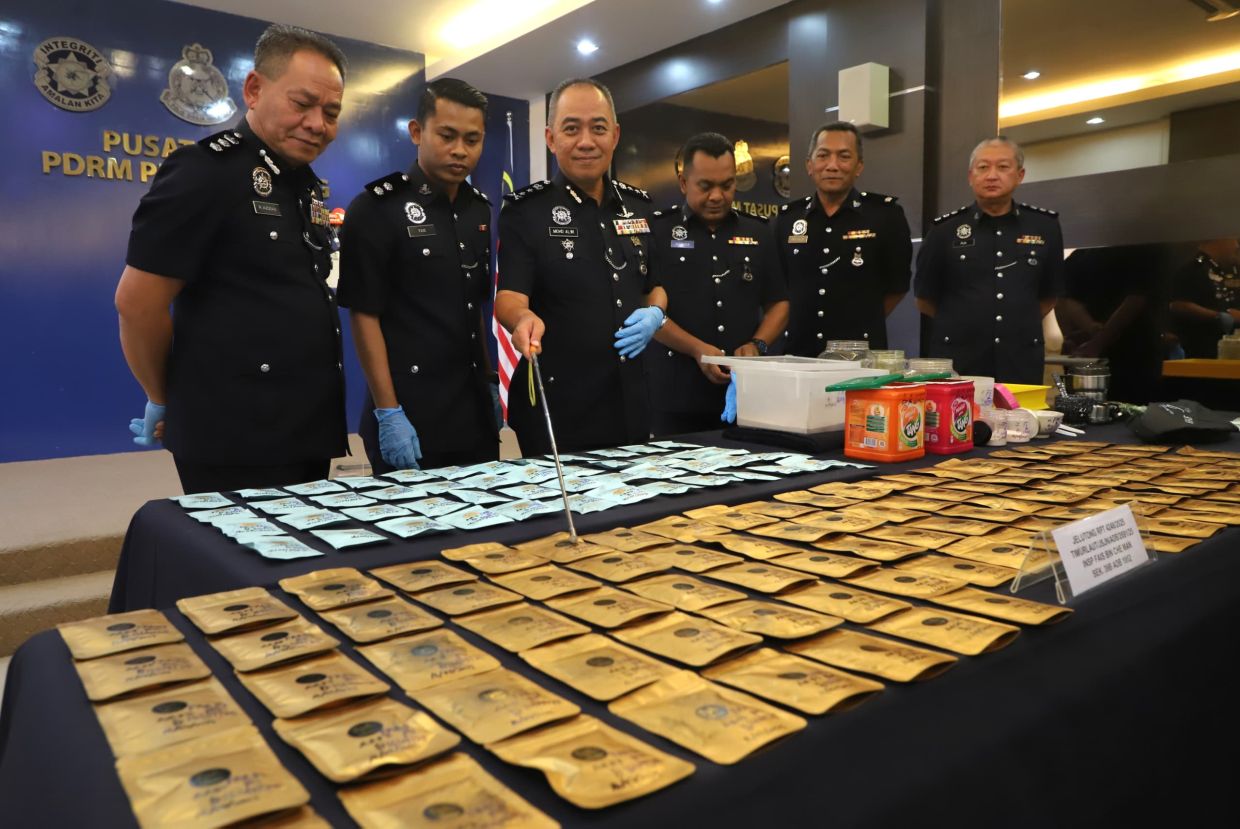Polizisten in Penang schnappen Duo für die Verarbeitung und Verpackung von ...