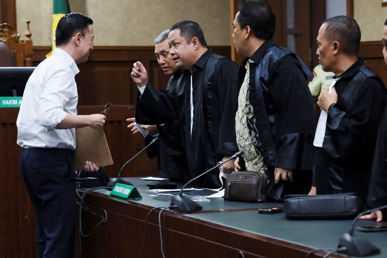 Thomas Trikasih Lembong talks with his lawyer after his verdict trial at the Central Jakarta Court following the sugar corruption case, in Jakarta, Indonesia, on Friday, July 18, 2025. -- Photo: REUTERS/Ajeng Dinar Ulfiana