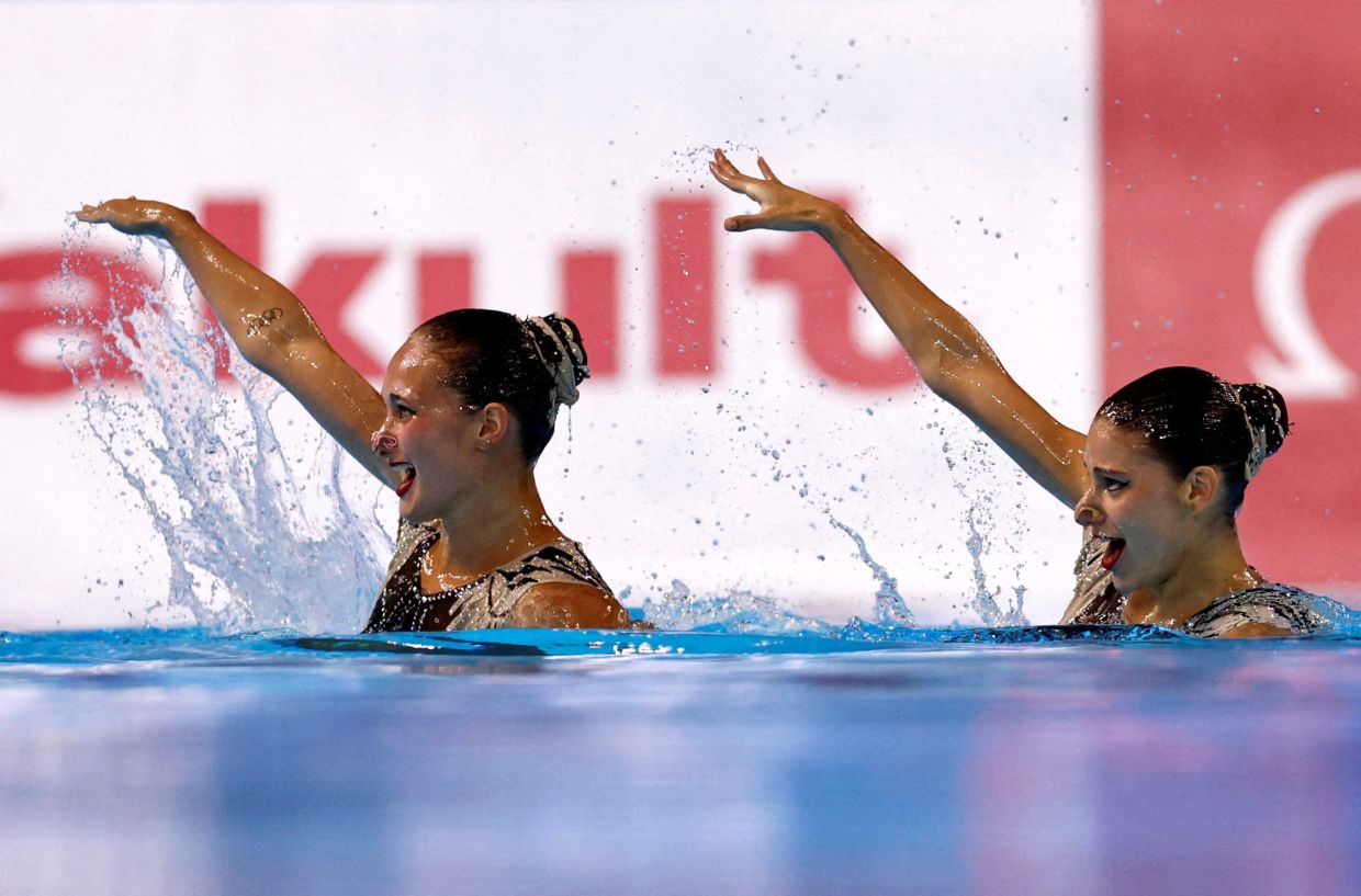 Artistic Swimming - World Aquatics Championships - Women Duet Technical Preliminaries - World Aquatics Championships Arena, Singapore - July 18, 2025Spain's Txell Ferre Gaset and Lilou Lluis Valette perform during the women duet technical preliminaries. -- Photo: REUTERS/Tingshu Wang