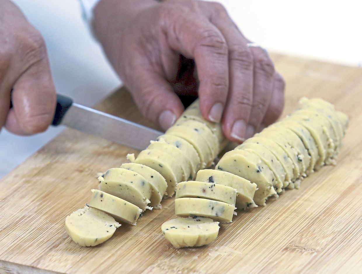 Slice the cold dough into pieces that are about half a centimetre thick.