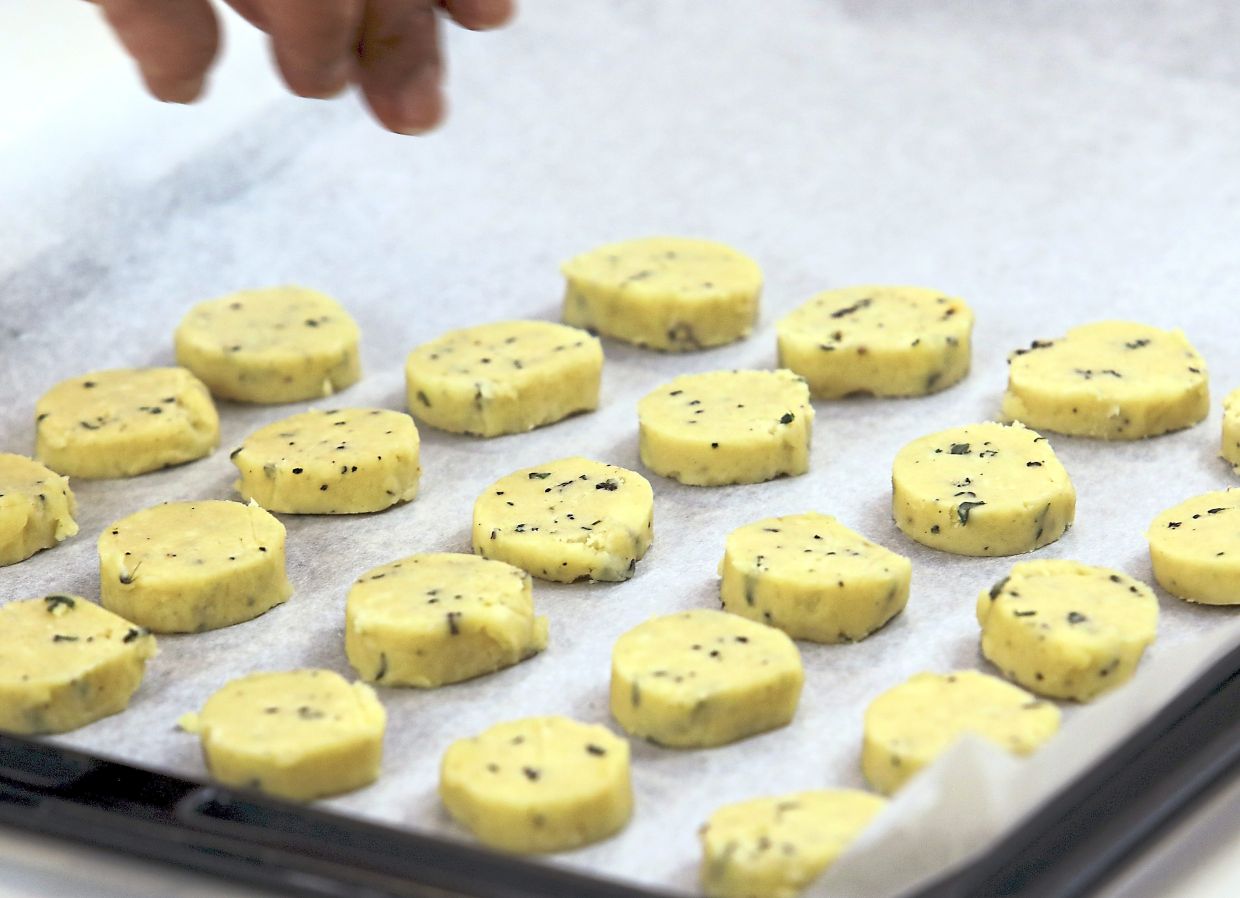 Slice the cold dough into pieces that are about half a centimetre thick.