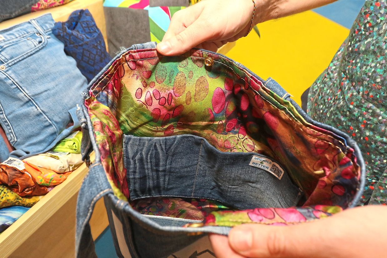 Cloth bags can also be sewn using fabric scraps. — Filepic