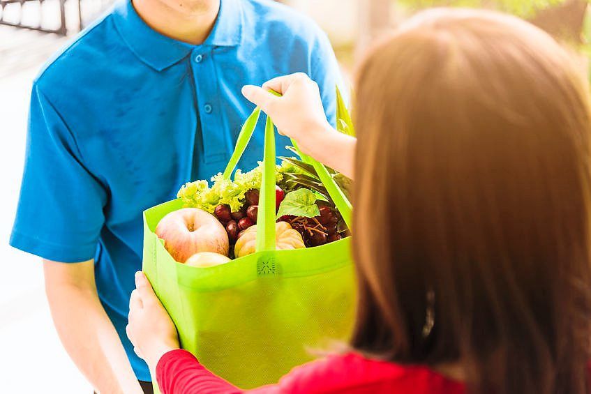 Bringing your own shopping bags to the supermarket or malls is a cost-saving habit in the long run.— Filepic