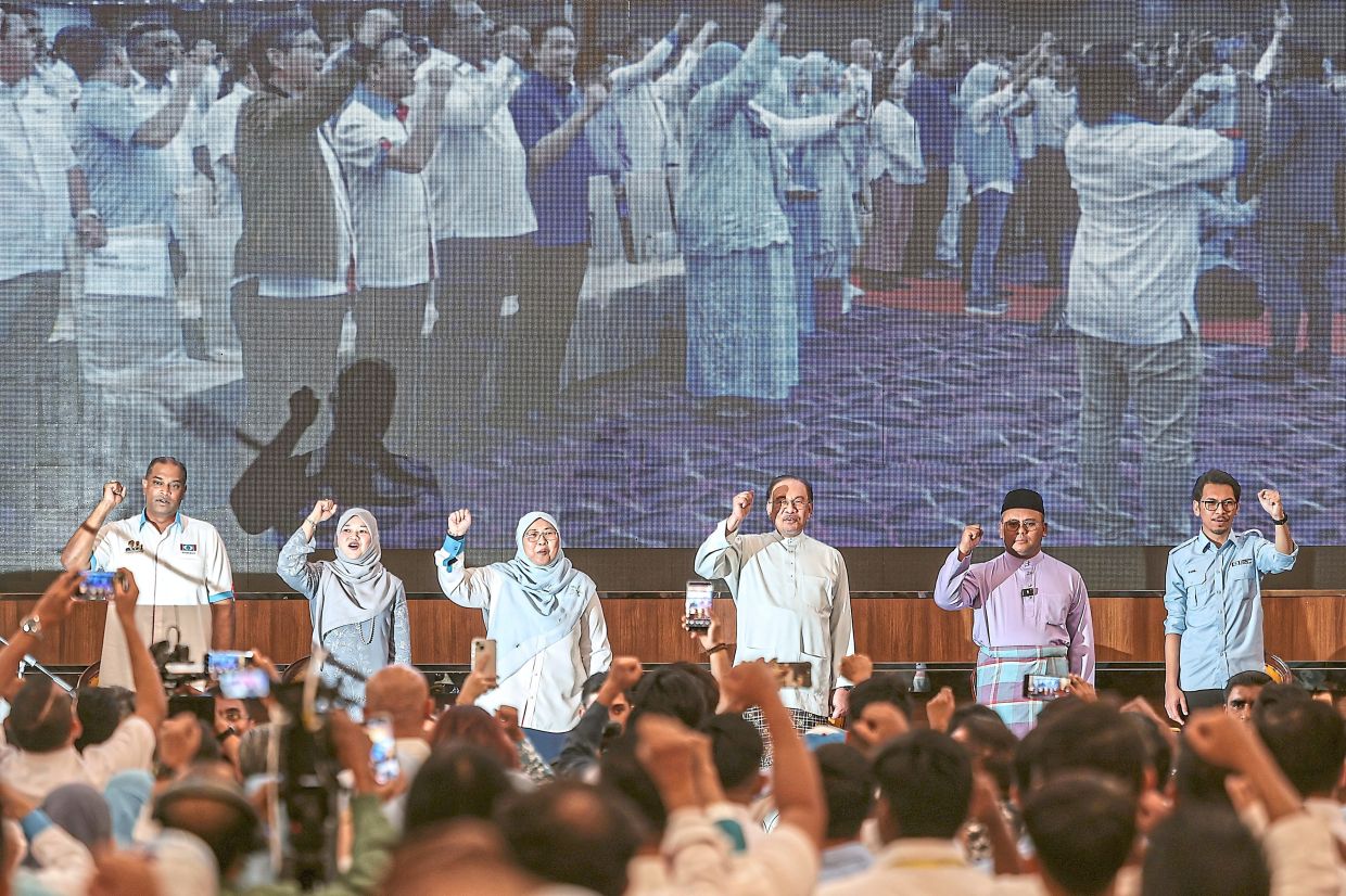 Moving forward: Anwar with (from left) PKR vice-president Datuk Seri R. Ramanan, Wanita chief Fadhlina Sidek, secretary-general Fuziah Salleh, vice-president Datuk Seri Amirudin Shari and Youth chief Muhammad Kamil Abdul Munim at the meeting with Selangor PKR leaders in Shah Alam. — Bernama