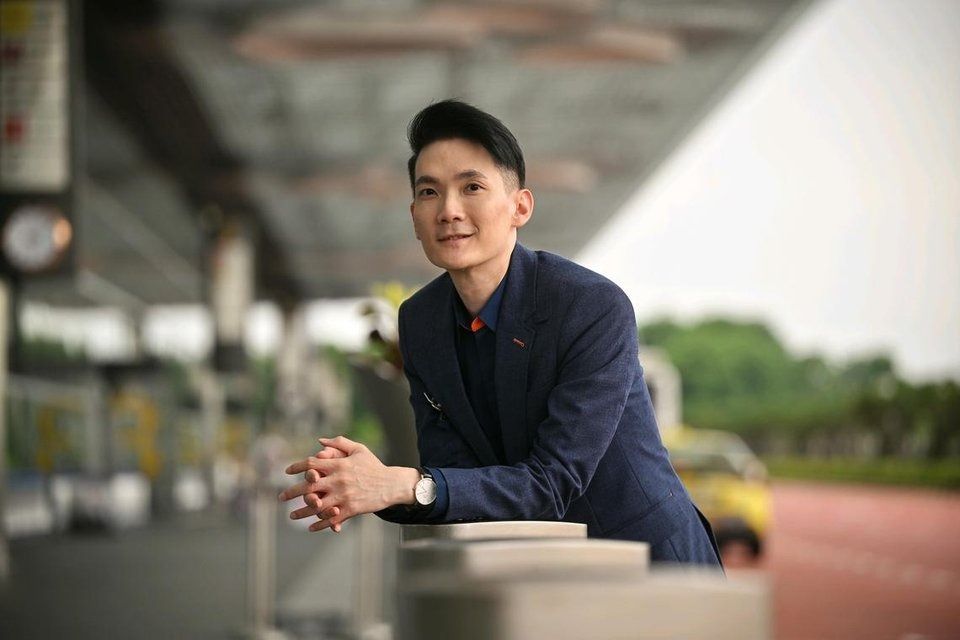 Wayne Lee was so moved by the gifts from passengers that he now keeps the notes with him at all times, tucked into his cabin bag. - Photo: ST 