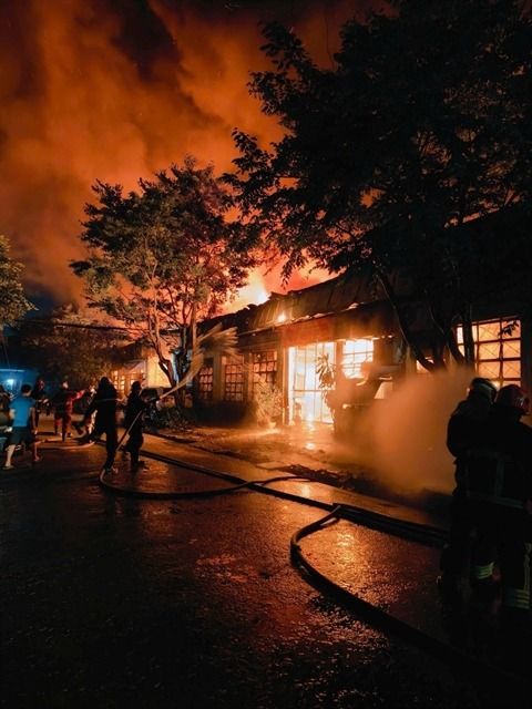 Due to the dry weather, the flames quickly erupted fiercely and spread rapidly to many areas.