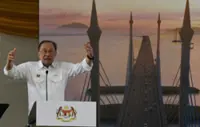 Anwar: 'I will not step down, I don't steal money'
