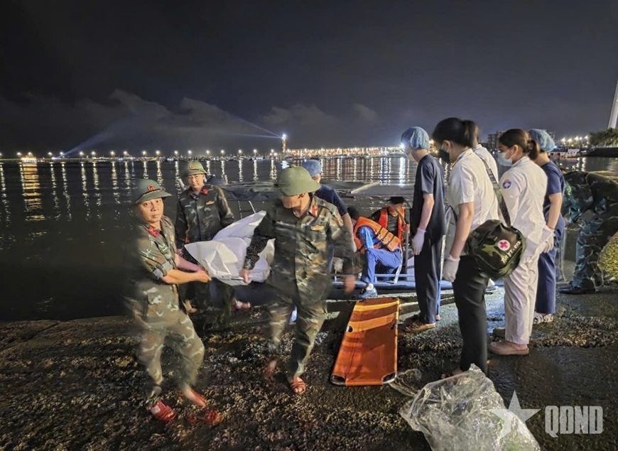 This image from a video provided by QDND shows a body being carried on stretcher after a tourist boat capsized in Ha Long Bay, Vietnam on Saturday, July 19, 2025. - Photo: QDND via AP