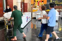 Tearful relatives await news from Vietnam wreck rescue