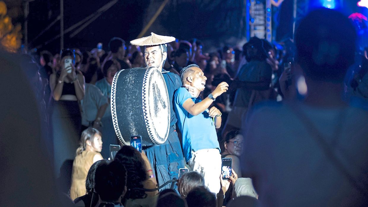 Sepukku Pistols' interactive pulsating performance.