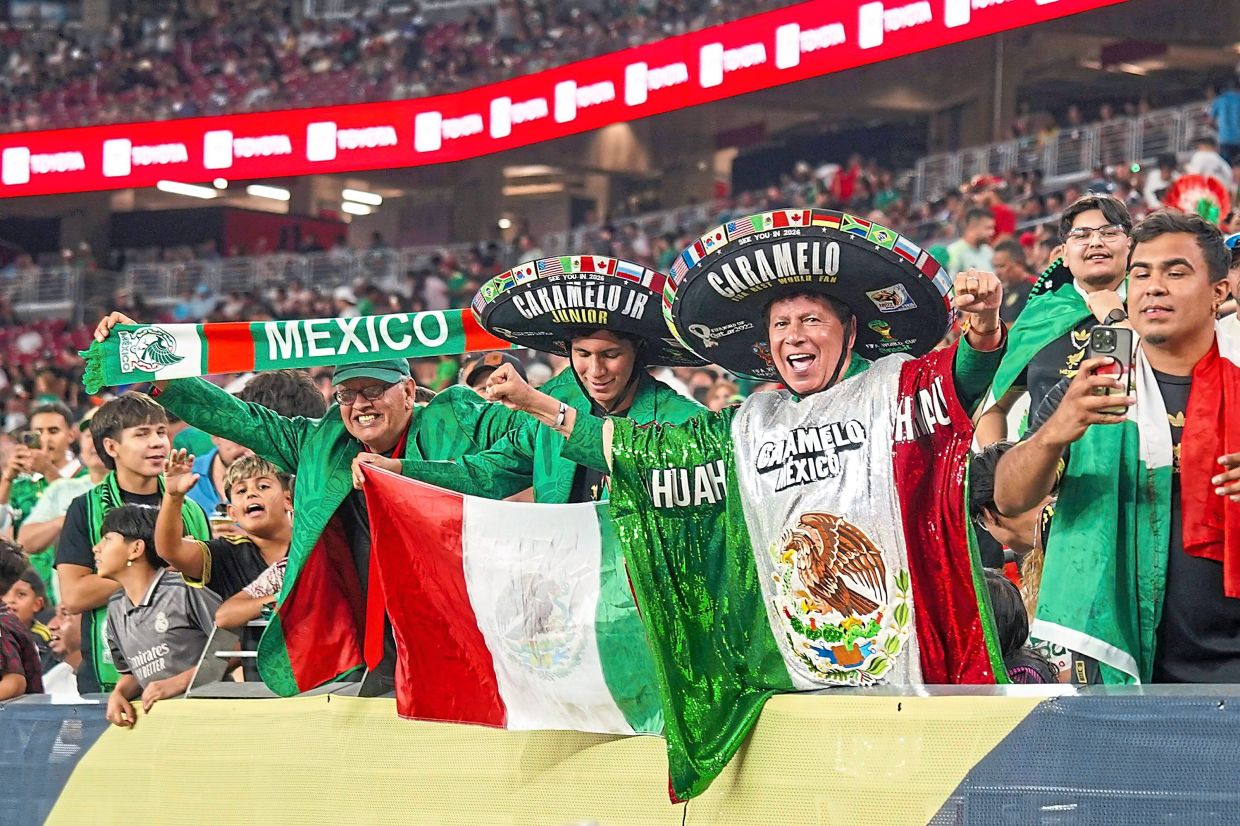 Mexico fans cheer before a CONCACAF Gold Cup quarterfinal soccer match between Mexico and Saudi Arabia, Saturday, June 28, 2025, in Glendale, Ariz. (AP Photo/Samantha Chow)