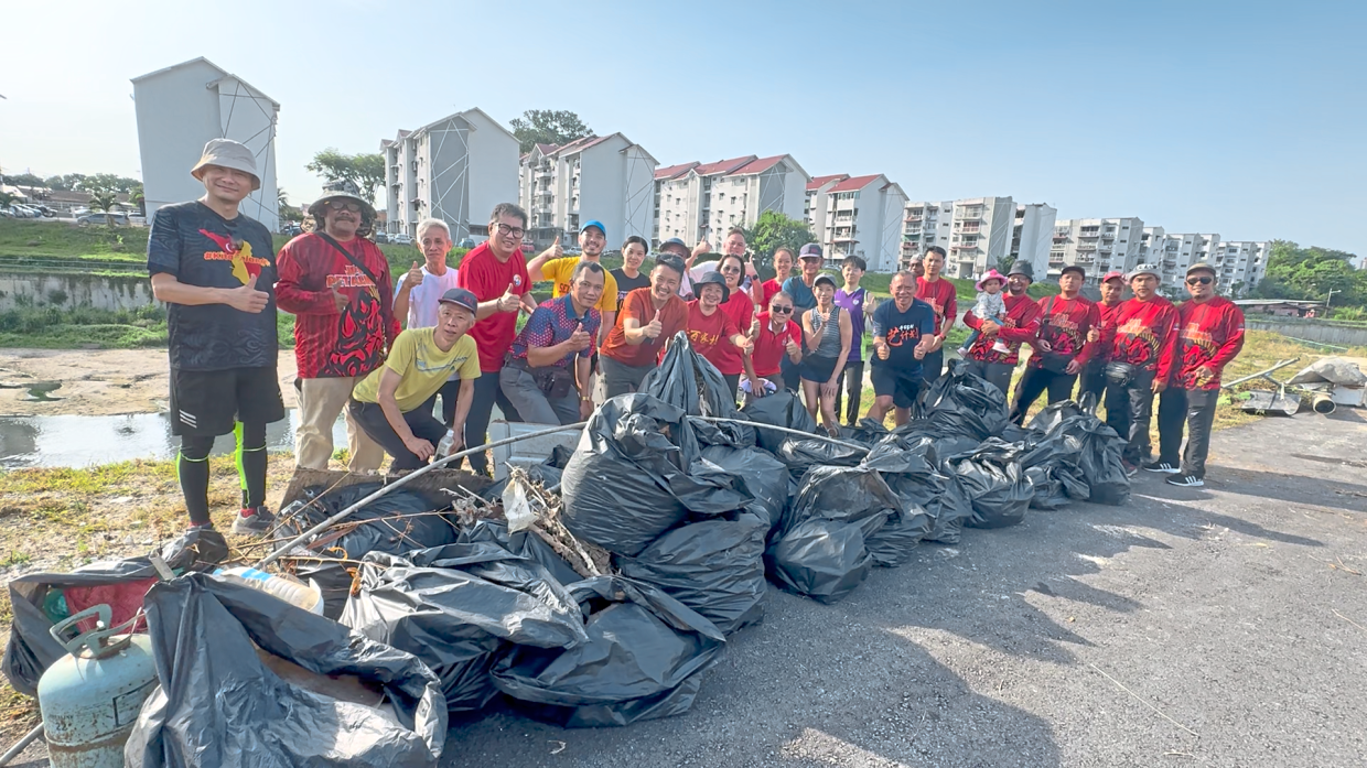 Participants clear away close to half a tonne of rubbish from Sungai Kayu Ara in Petaling Jaya, Selangor.
