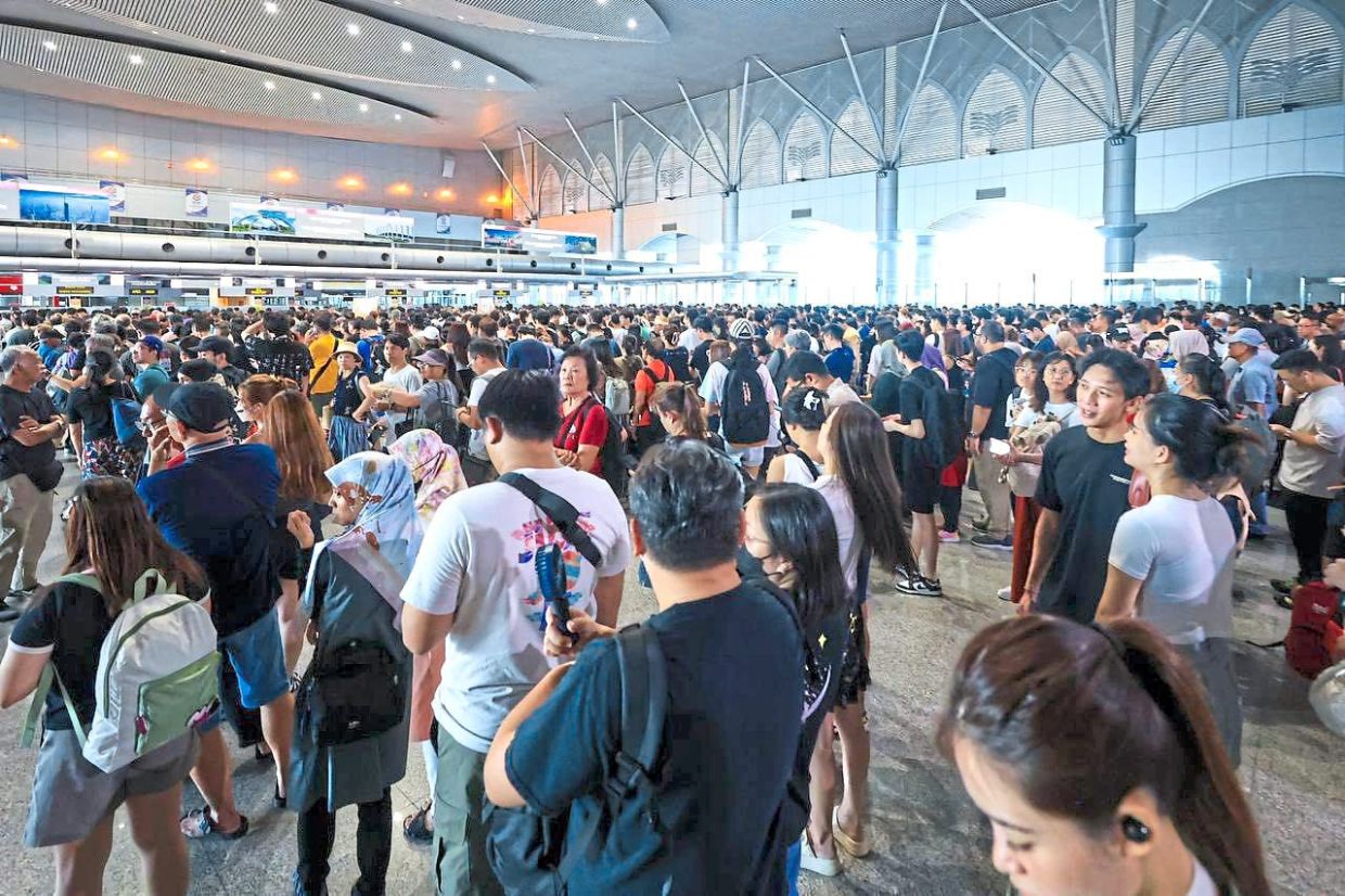 The autogate system disruption on Friday had left tens of thousands of travellers stranded. — Photo from Johor Mentri Besar onn Hafiz Ghazi’s Facebook page.