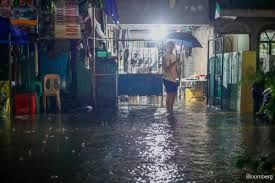 Sinuspinde ng Pilipinas ang gawain ng gobyerno, mga klase dahil sa malakas na pag -ulan