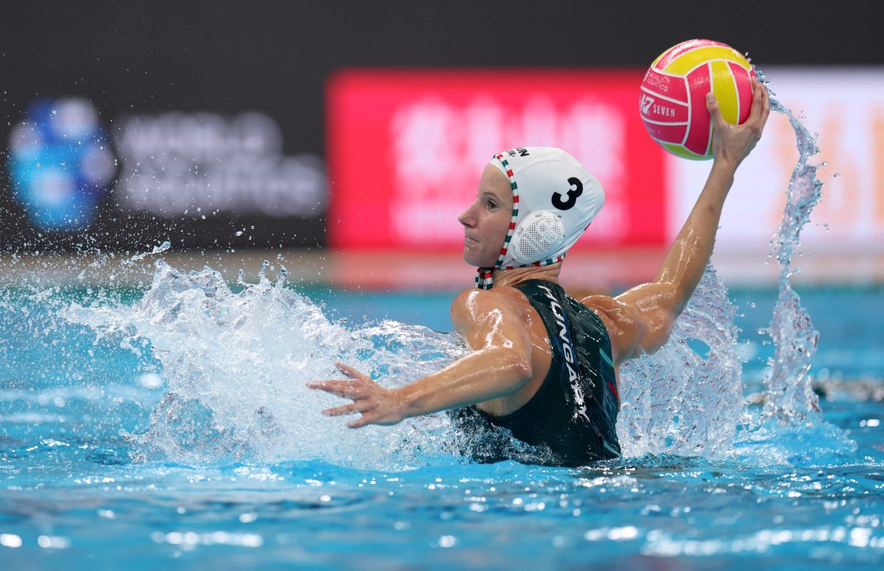 Water Polo - World Aquatics Championships - Women - Semi Final - Hungary v Spain - OCBC Aquatic Centre, Singapore - Monday, July 21, 2025; Hungary's Vanda Valyi scores a penalty goal. -- Photo: REUTERS/Edgar Su