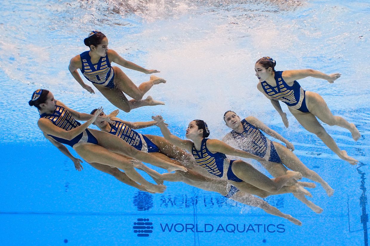 Artistic Swimming - World Aquatics Championships - Team Technical - World Aquatics Championships Arena, Singapore - Monday, July 21, 2025; Team Thailand performs during preliminaries. -- Photo: REUTERS/Marko DjuricaTPX IMAGES OF THE DAY