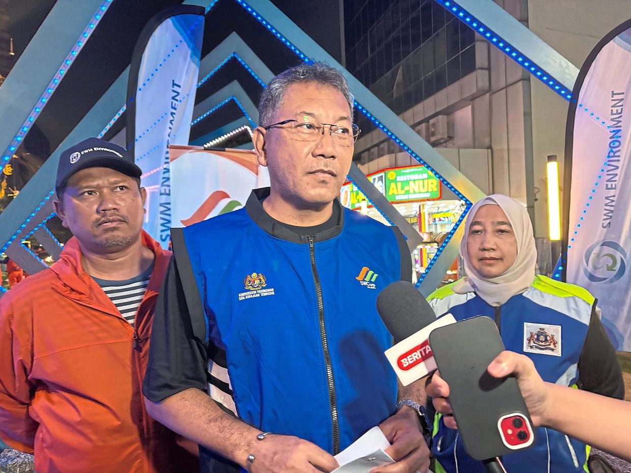 Khalid (centre) says scheduled cleaning work at tourist spots in Iskandar Puteri and Mersing are also underway.