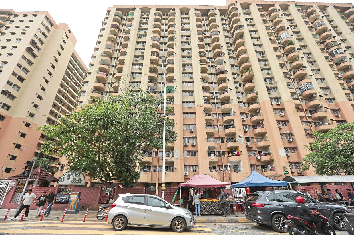 Food stalls set up directly in front of Palm Court Apartments along Jalan Sultan Abdul Samad. — Photos: YAP CHEE HONG, AZLINA ABDULAH/The Star and courtesy photo