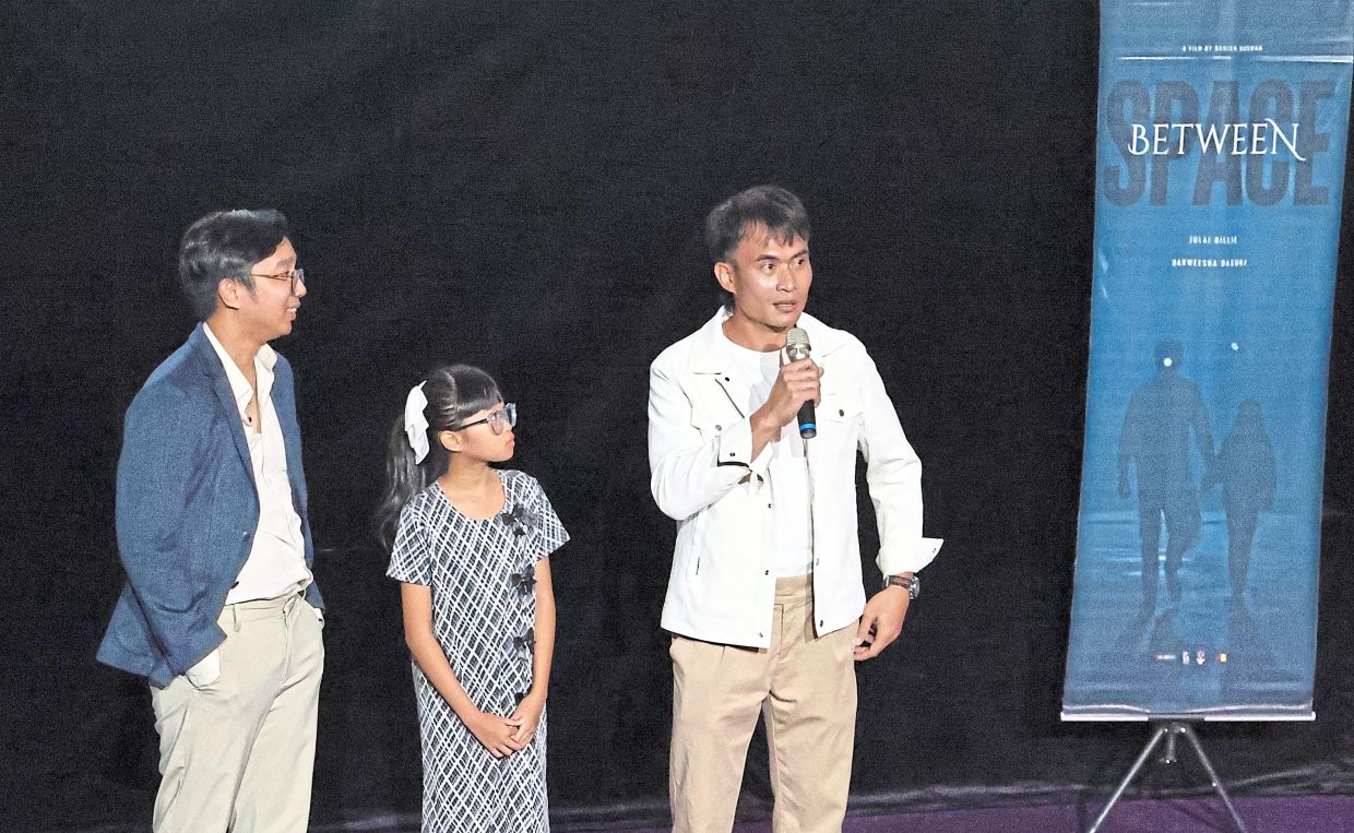 Local actors Julai (right) and Darweesha (centre) played the father and daughter in ‘Space Between’, directed by Danish (left).
