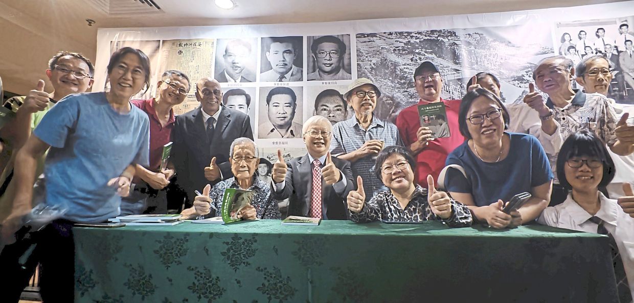 Kuan Yuan (seated left) celebrating the launch of his memoir with Chan (seated right) and fellow current and retired journalists.