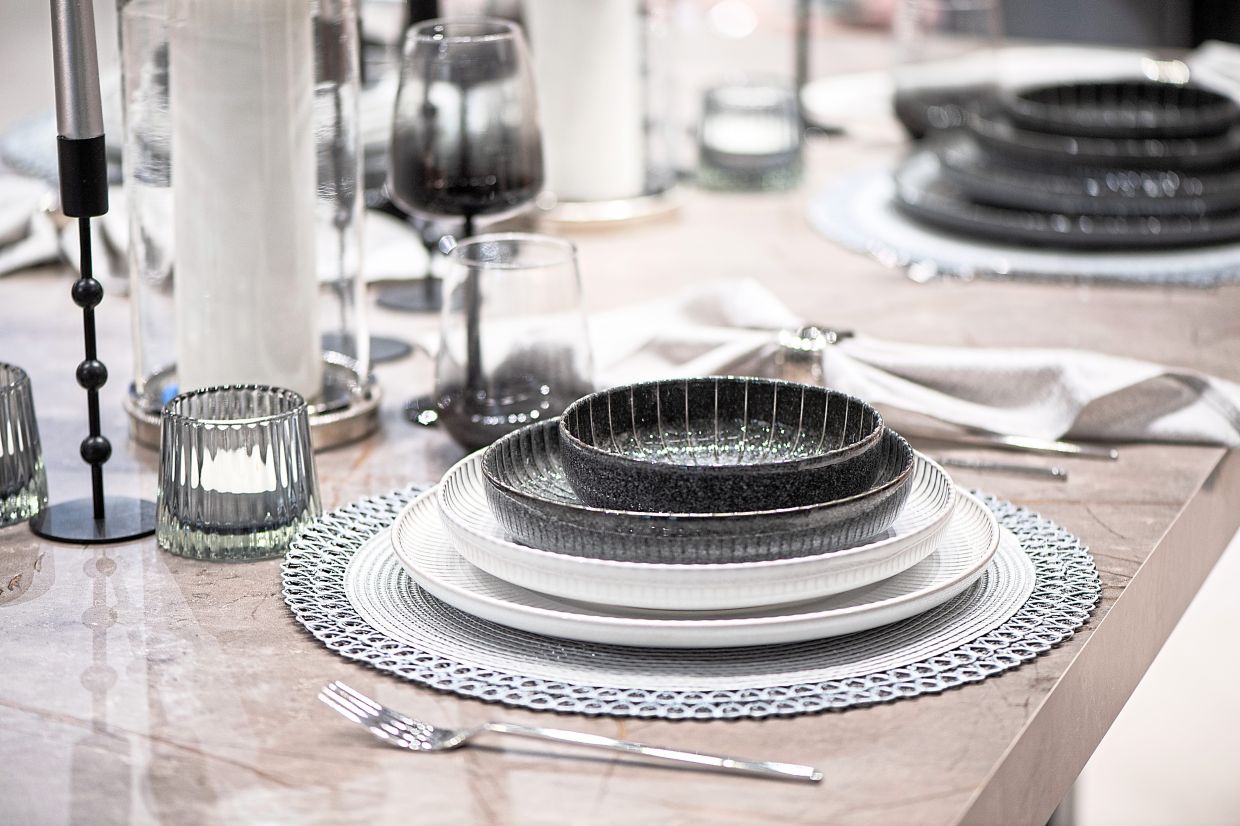 Crockery manufacturers like Kuetahya Porselen think a mix of black and white plates is where tableware is headed. — Photos: FRANZISKA GABBERT/dpa