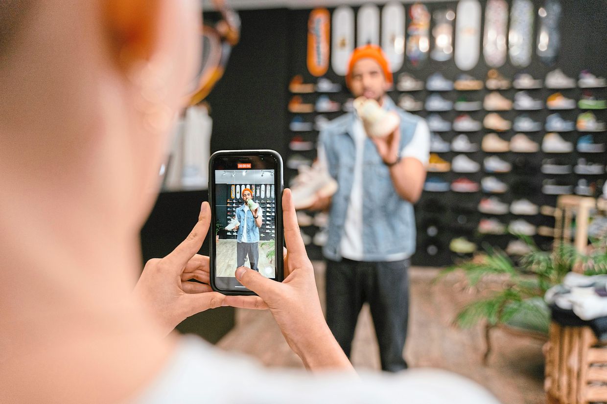 Those who encourage others to spend a random spending are called for unhealthy social media practices. Photo: Pexel