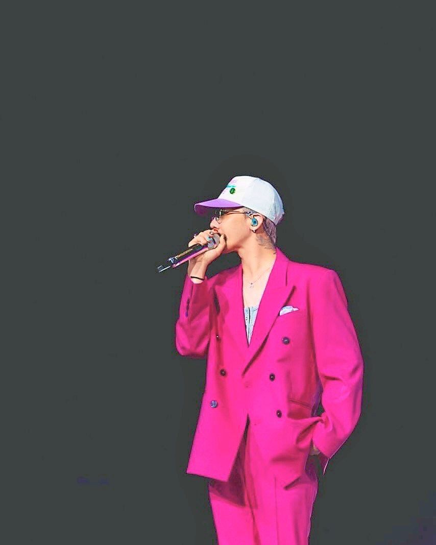 He is a master of high-low dressing, often pairing sharp suits with casual accessories like caps. Photo: Instagram/G-Dragon