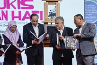 PM celebrates new biography chronicling cartoonist Zunar’s 50-year career