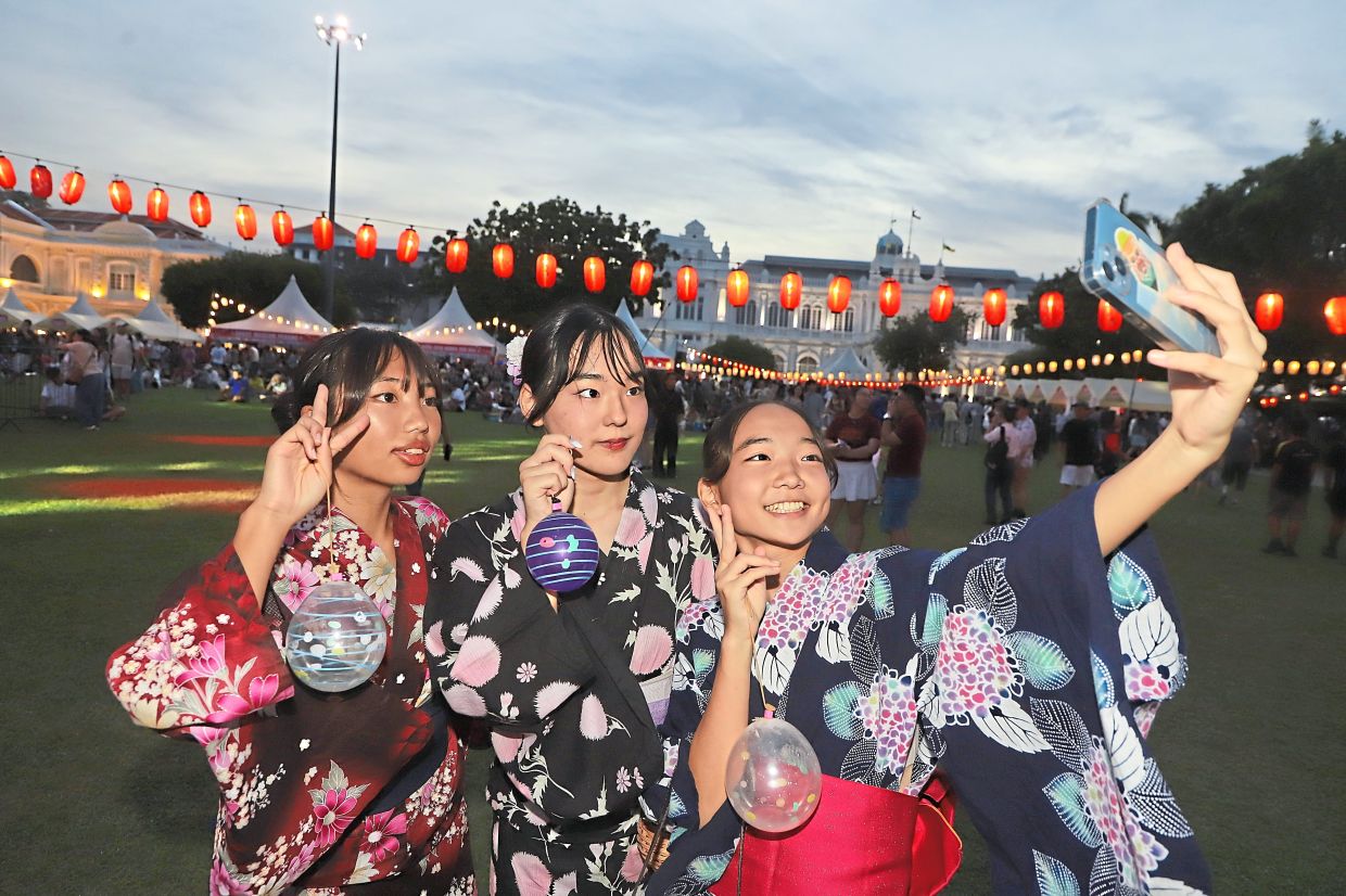  Participants clad in colourful ‘yukata’, taking selfies at the Esplanade.