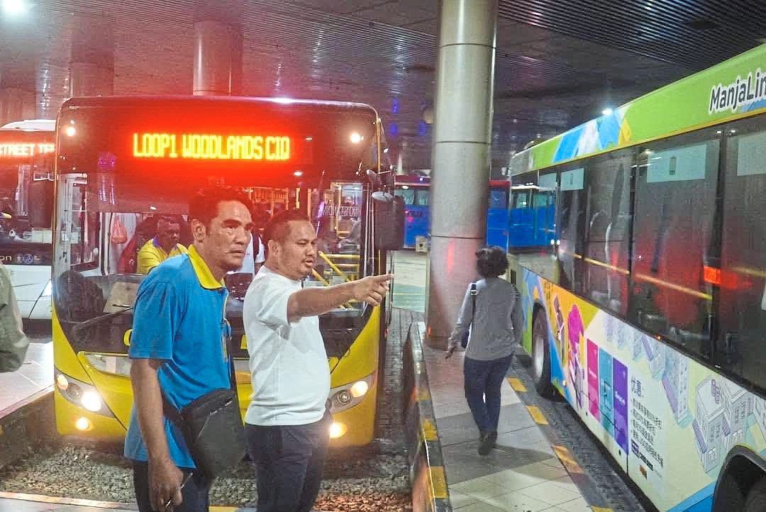 Mohamad Fazli (second from left) on a working visit to Bangunan Sultan Iskandar CIQ in Johor Baru, has laid out the state government’s plans for improved public transportation.