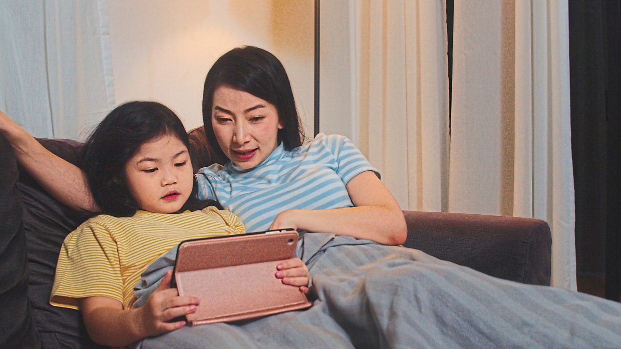 As a parent or caregiver, you need to be the person to talk to your child in ways they can understand, so they can learn how to spot red flags and stay safe online. Photo: Freepik