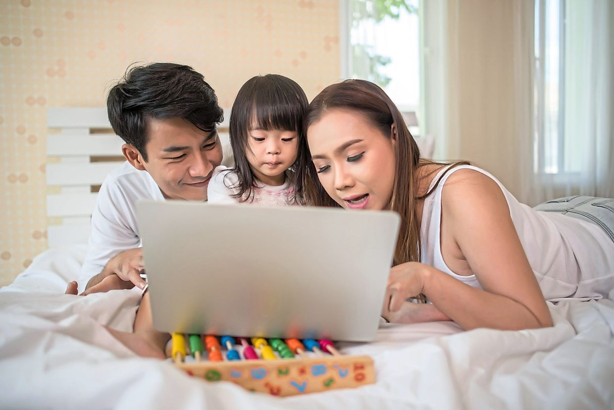 For many parents, the breakneck speed of technology, on top of the expectations of parenting, can feel overwhelming. Photo: Freepik