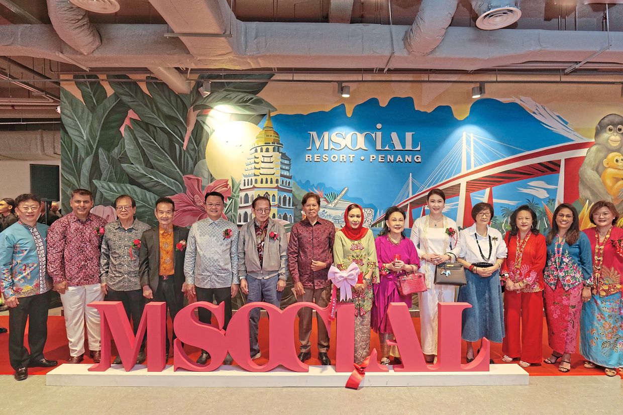Ramli and his wife Noora Ashikin (at centre), joining Saurabh (second from left), Yeoh (fifth left), Leng Beng (sixth left) and other special guests during the grand launch of the resort in Tanjung Bungah.